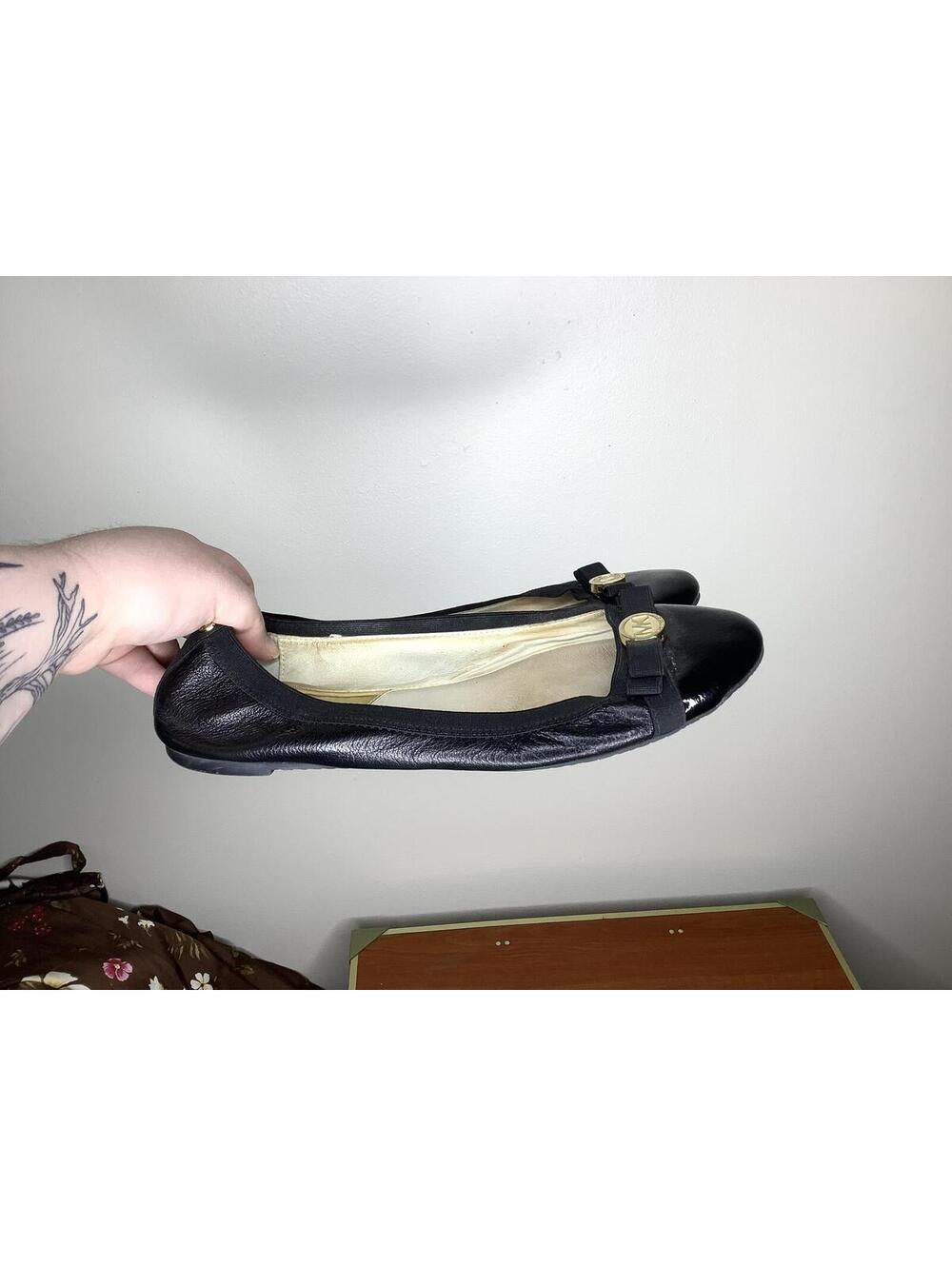 < Michael Kors Black Ballet Flats With Gold Logo Embellishment > - Picture 3 of 6